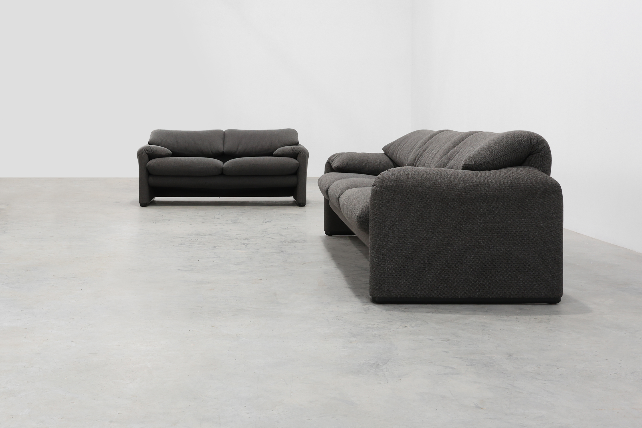 Set of Cassina 2‑Seat and 3-seat Maralunga Sofas by Vico Magistretti, Italy, 1990 thumbnail